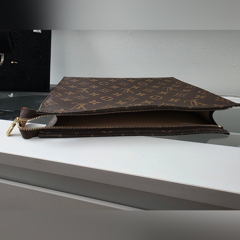 Louis Vuitton Monogram Toiletry 28 - Picture 2 of 10